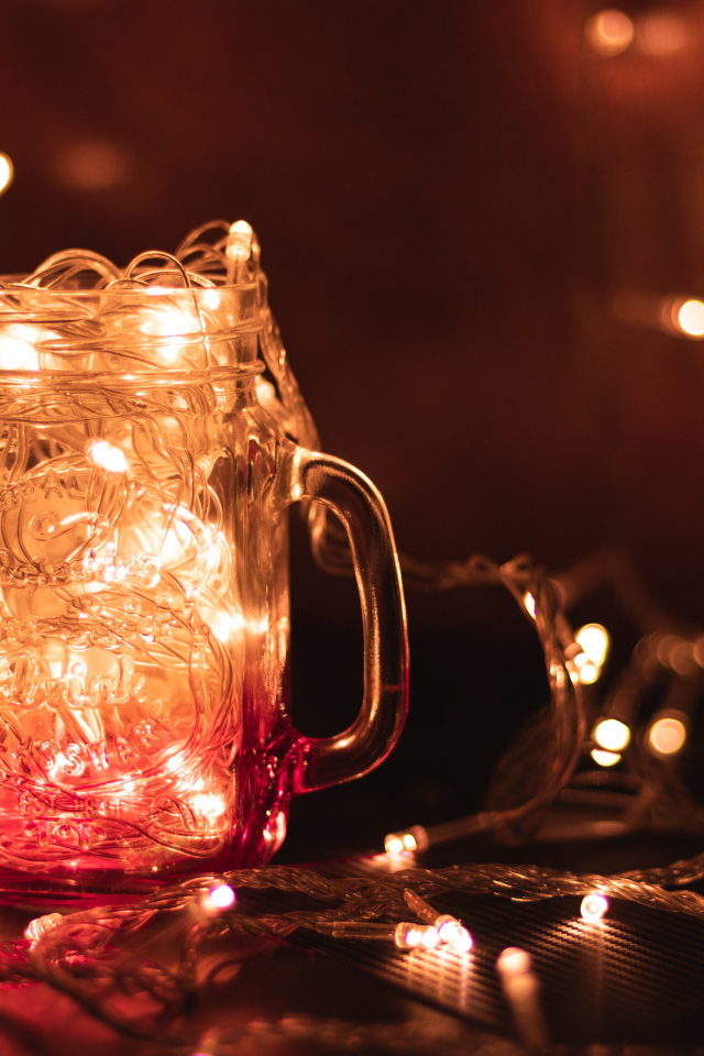 Включенная гирлянда в стеклянном кувшине