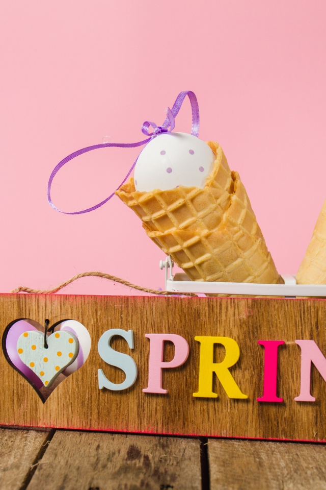 Надпись Весна на фоне вафельных рожков с яйцами