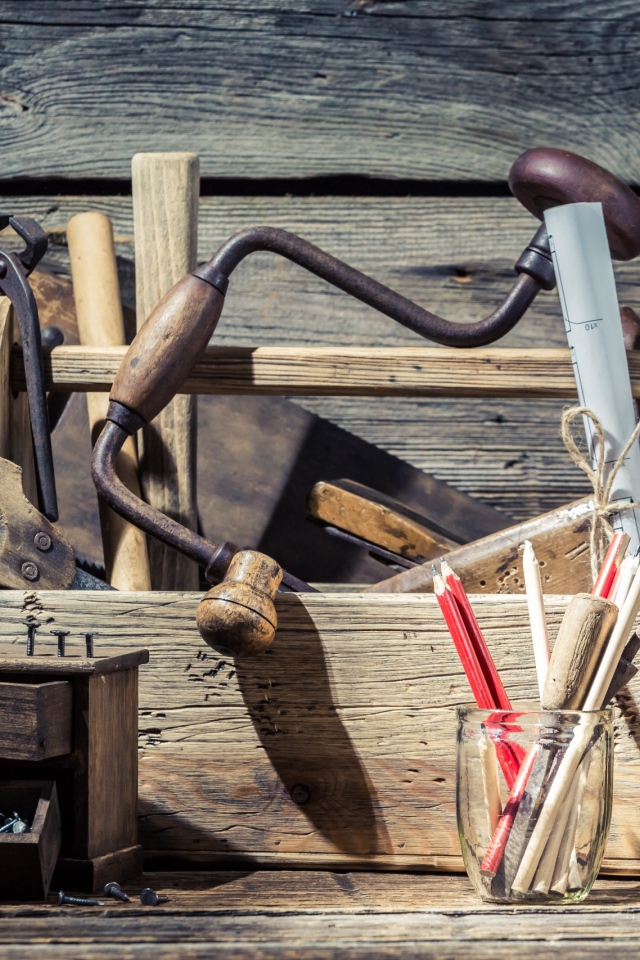 Столярные инструменты в ящике на столе