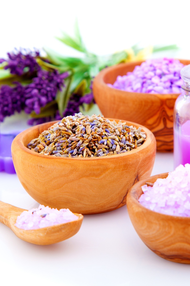 Лаванда на белом фоне с солью 