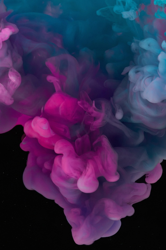 Разноцветный густой дым на черном фоне