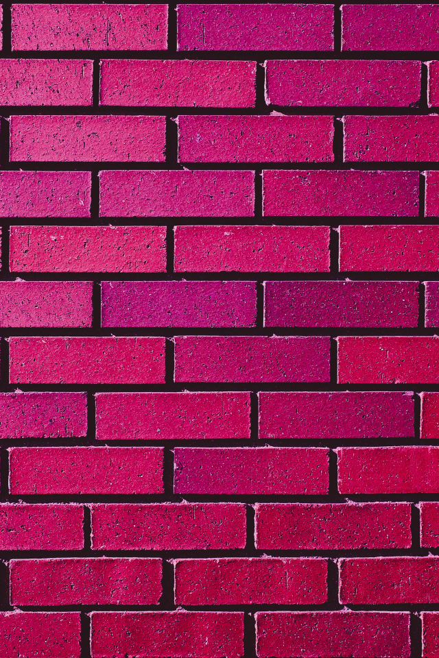 Розовая рукотворная кирпичная стена