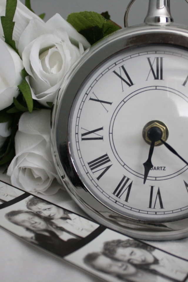 Карманные часы с розами и старыми фотографиями 