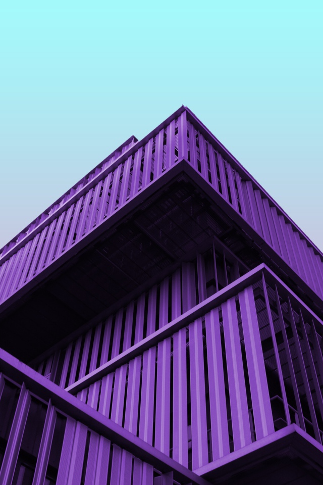 Фиолетовое архитектурное сооружение на голубом фоне