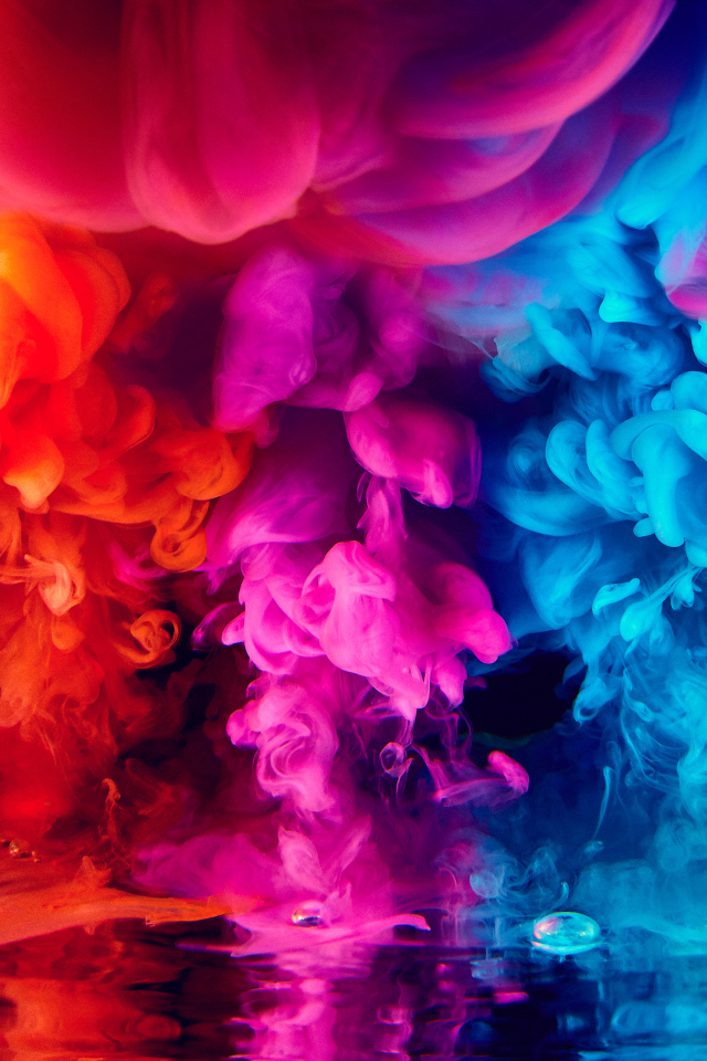 Красный, голубой и сиреневый дым на черном фоне