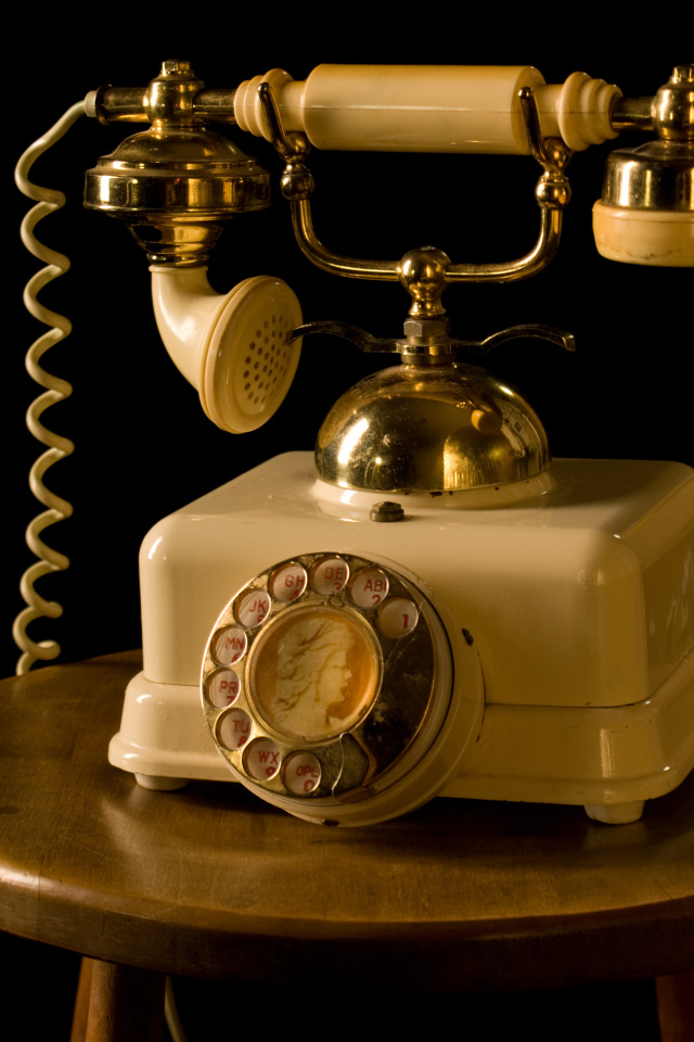 Ретро телефон на тумбочке на черном фоне