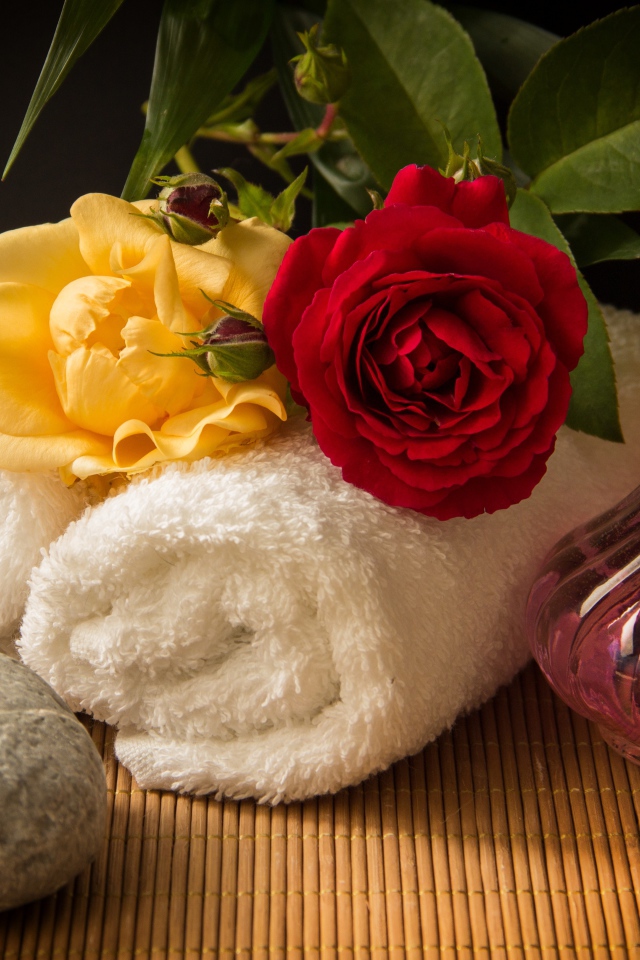 Розы, банные полотенца, свеча и ароматное масло 