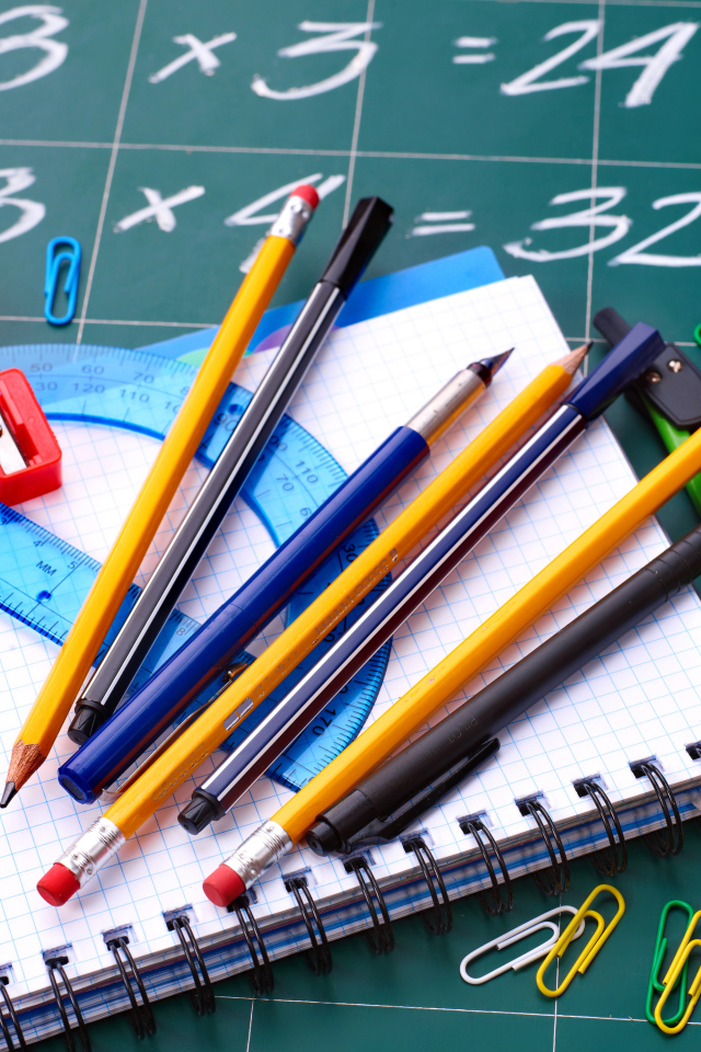 Канцелярские школьные принадлежности на столе 