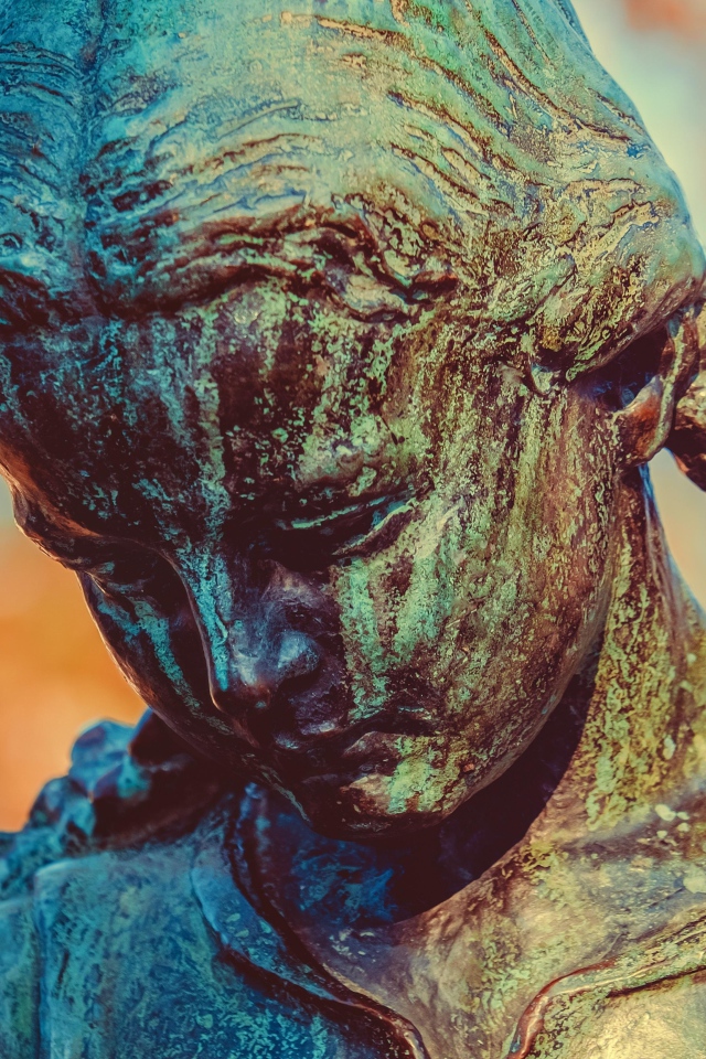 Скульптура бронзовой девочка крупным планом