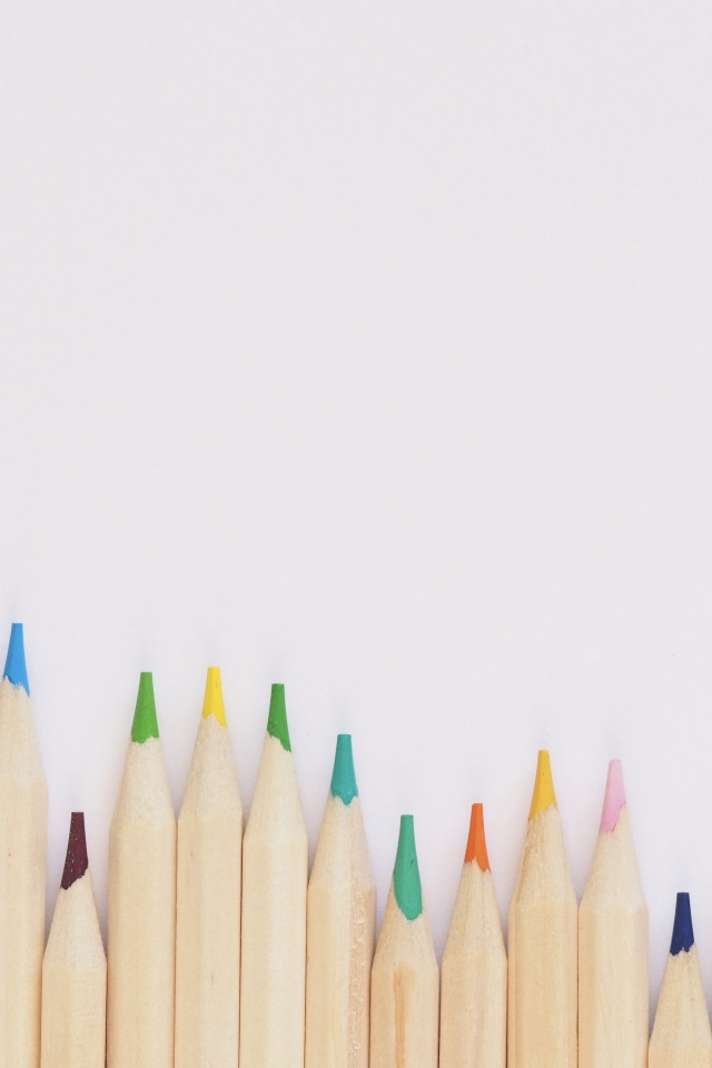 Острые карандаши на белом фоне