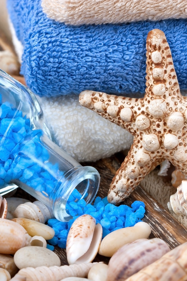 Морская звезда, бутылка с морской солью, ракушки и полотенца