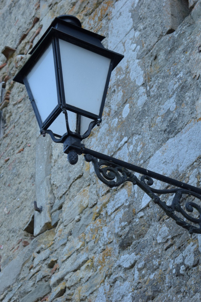 Уличный фонарь на доме