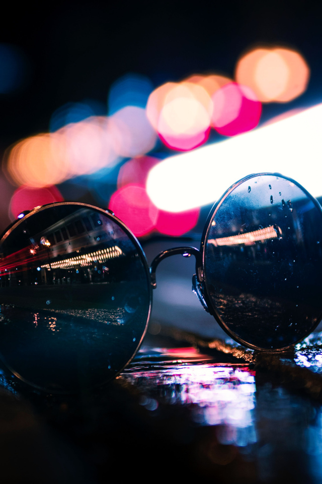 Солнцезащитные очки лежат на мокром асфальте