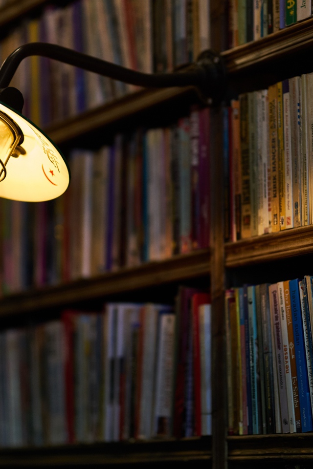 Фонарь с лампой в библиотеке