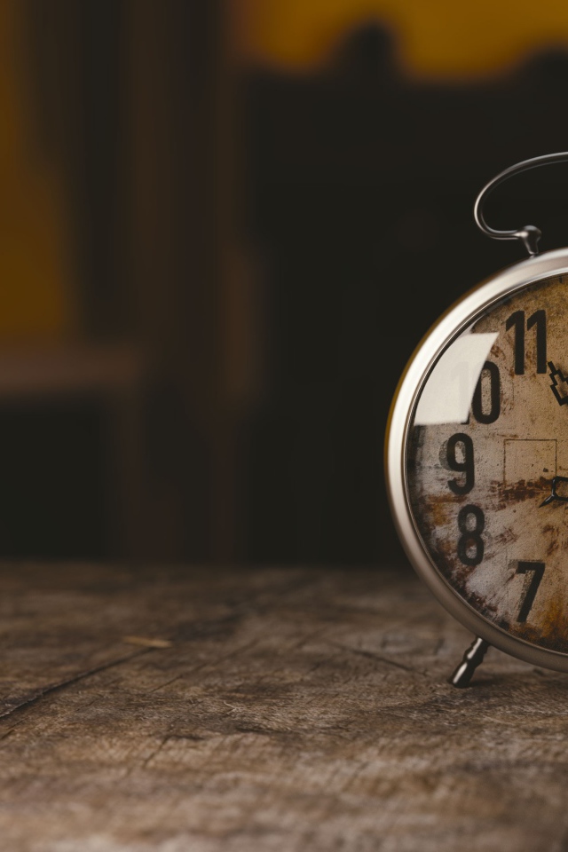 Старые часы стоят на столе в комнате