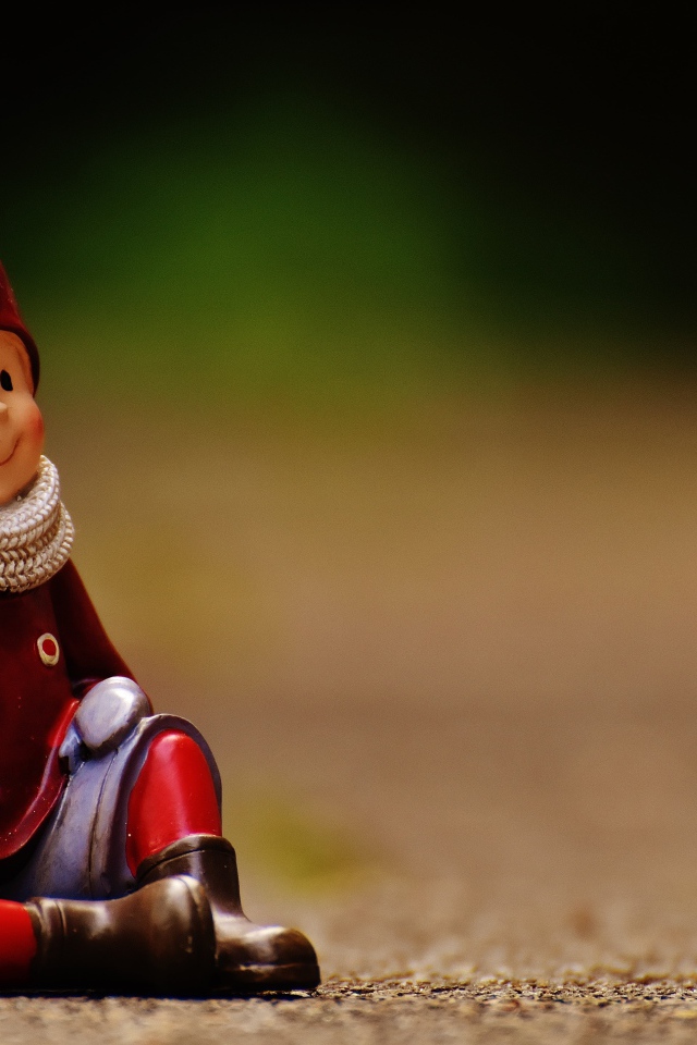 Статуэтка гнома на дороге 