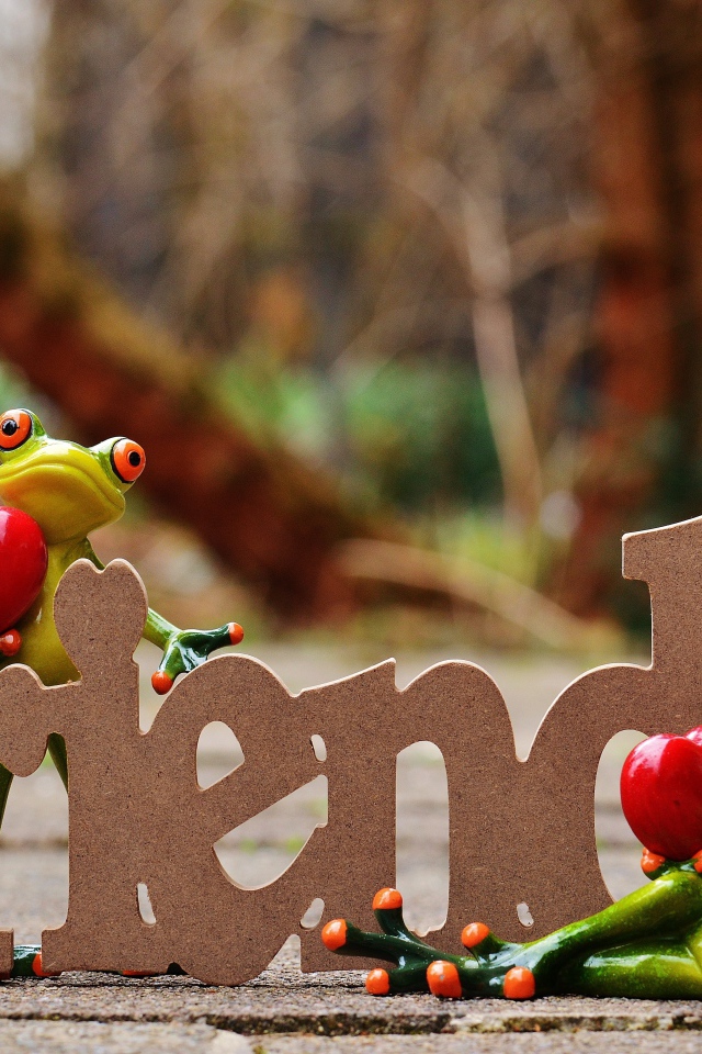 Две статуэтки лягушек с надписью 