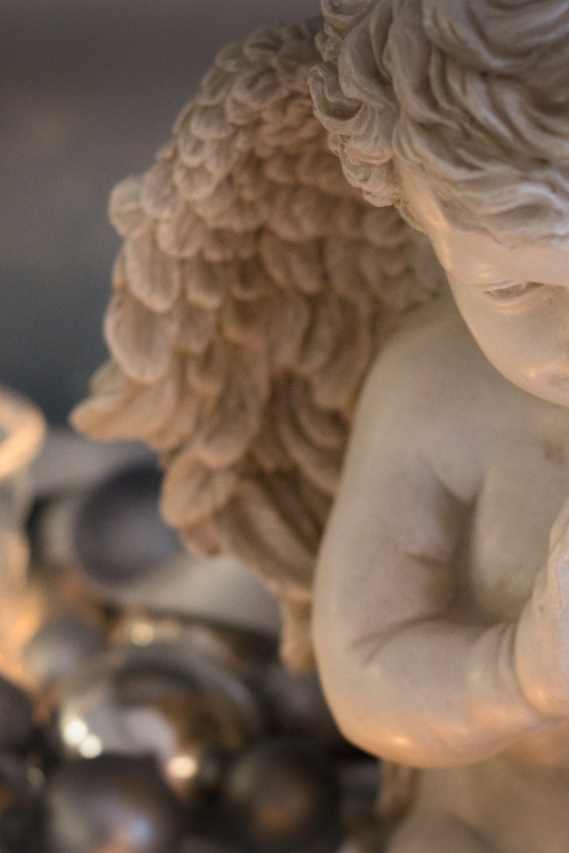 Белая статуэтка ангела крупным планом