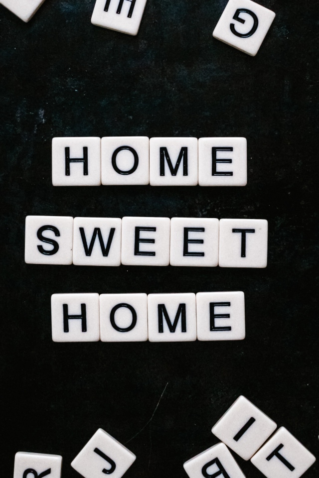 Белые кубики с буквами на черном фоне