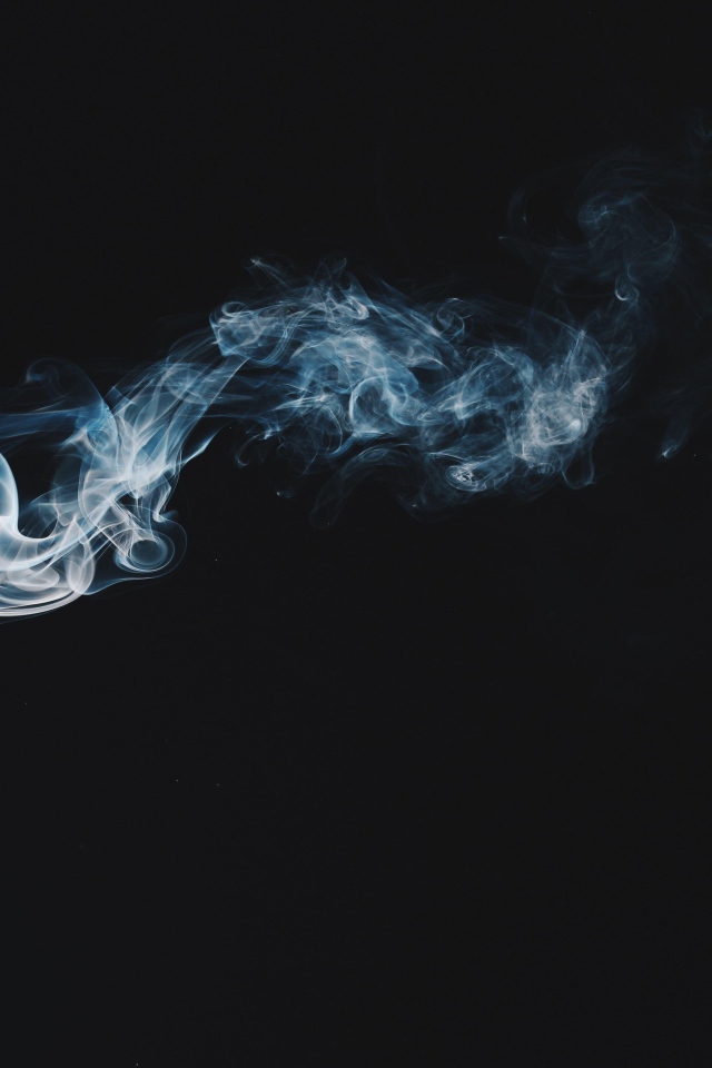 Белый дым на черном фоне 