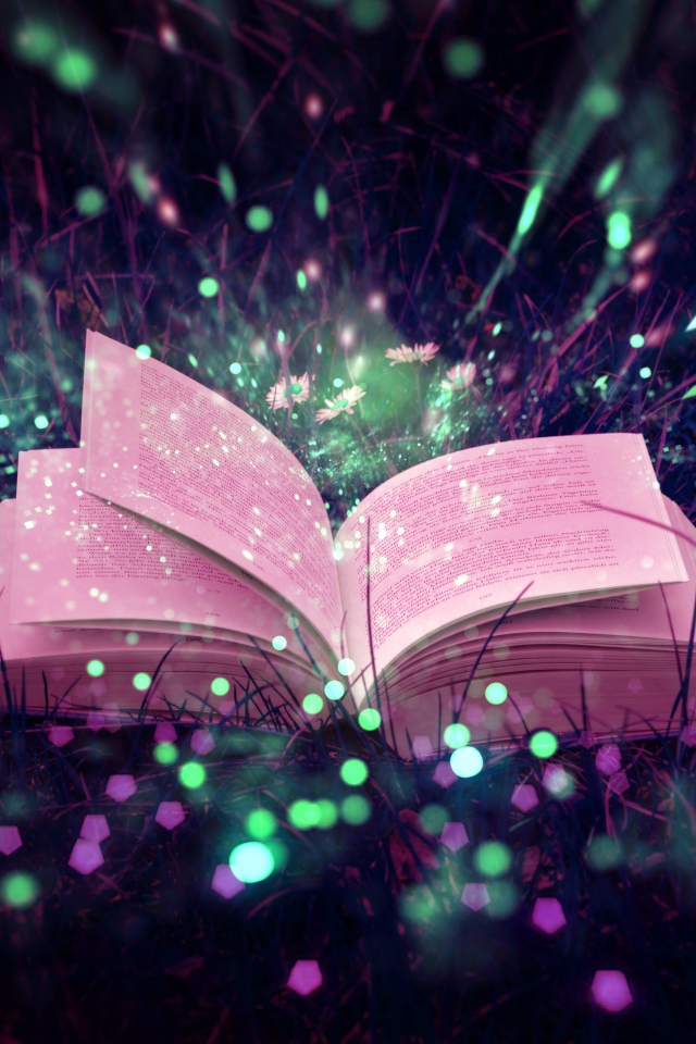 Открытая магическая книга лежит в траве