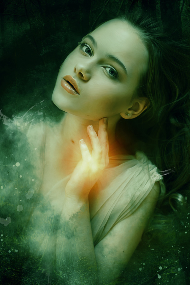 Фантастическая девушка на фоне темного леса