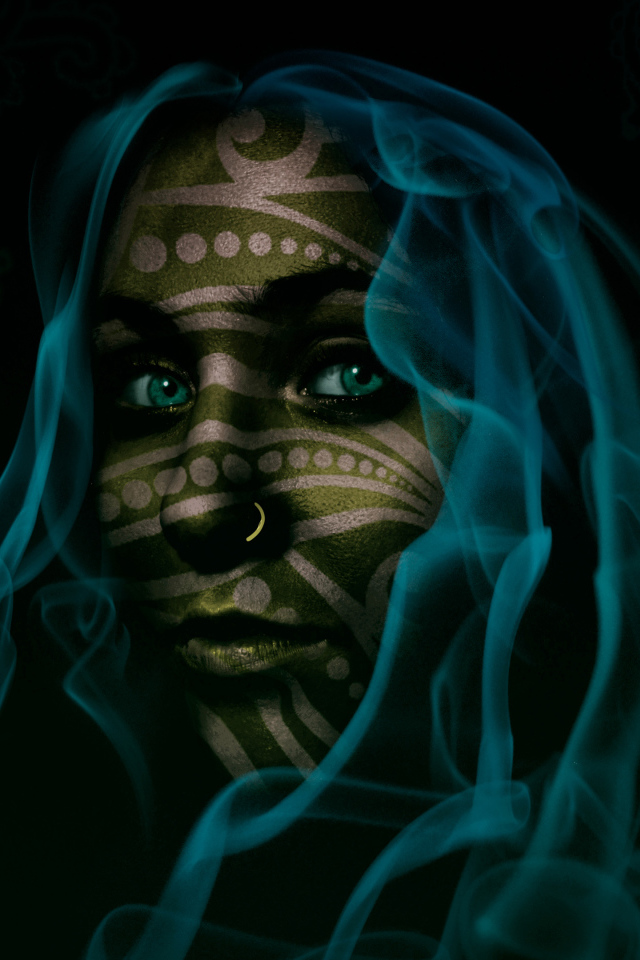 Фантастическая зеленоглазая девушка с волосами из голубого дыма