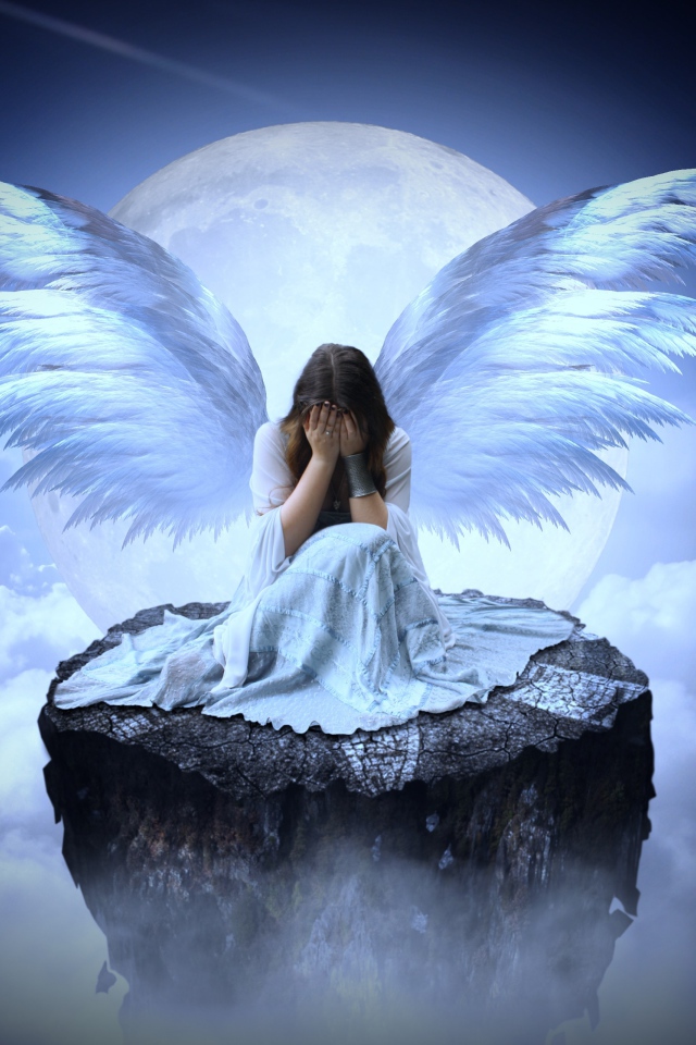 Девушка с крыльями ангела сидит на камне в облаках