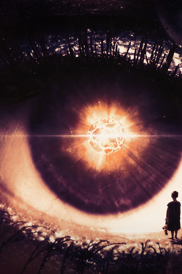 Маленькая девочка стоит на открытом фантастическом глазу