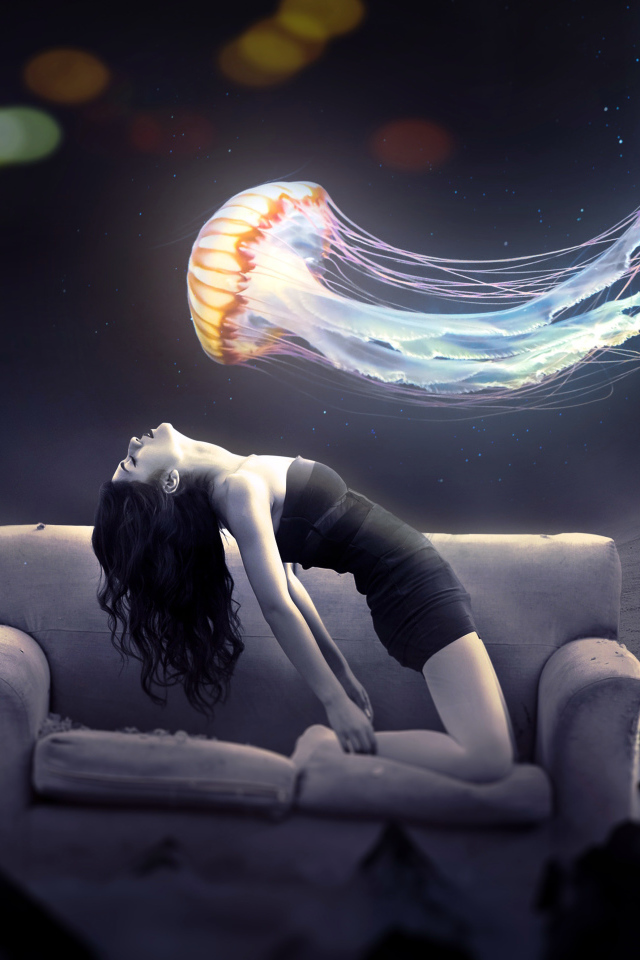 Медуза пролетает над девушкой на диване, фэнтези