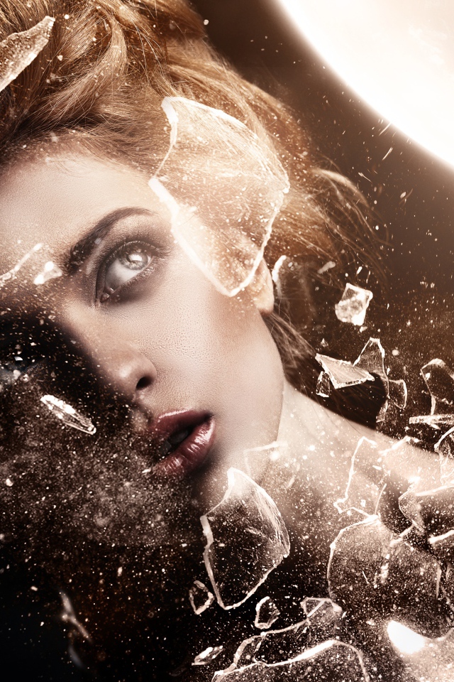 Тело девушки разбивается на осколки 