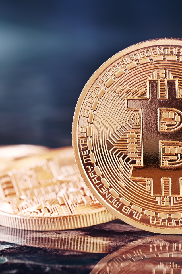 Большая золотая монета Биткоин крупным планом