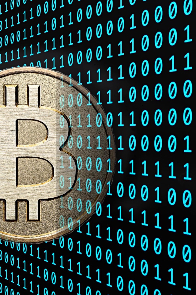 Монета Биткоин на фоне числового кода