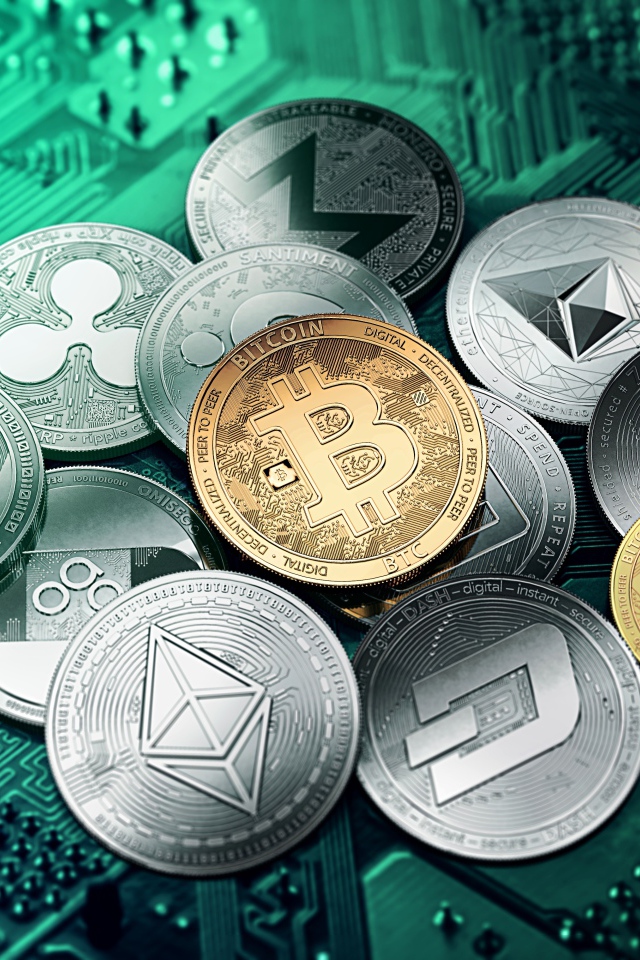 Монеты криптовалют лежат на компьютерной плате