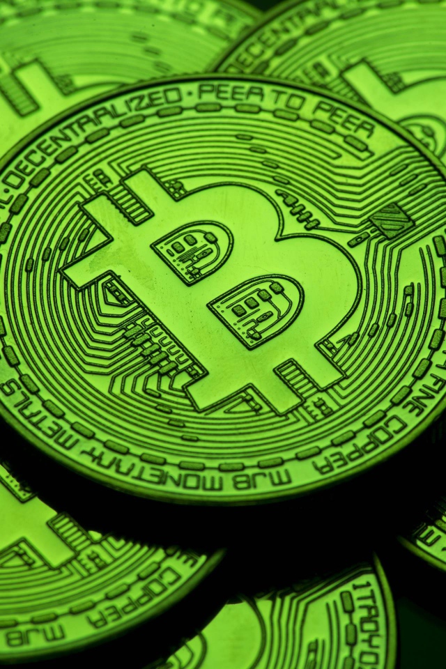 Зеленые монеты биткоин крупным планом