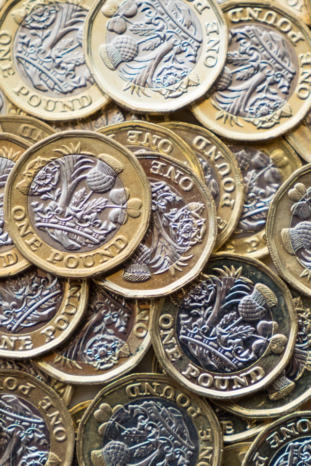 Много монет фунта стерлингов крупным планом