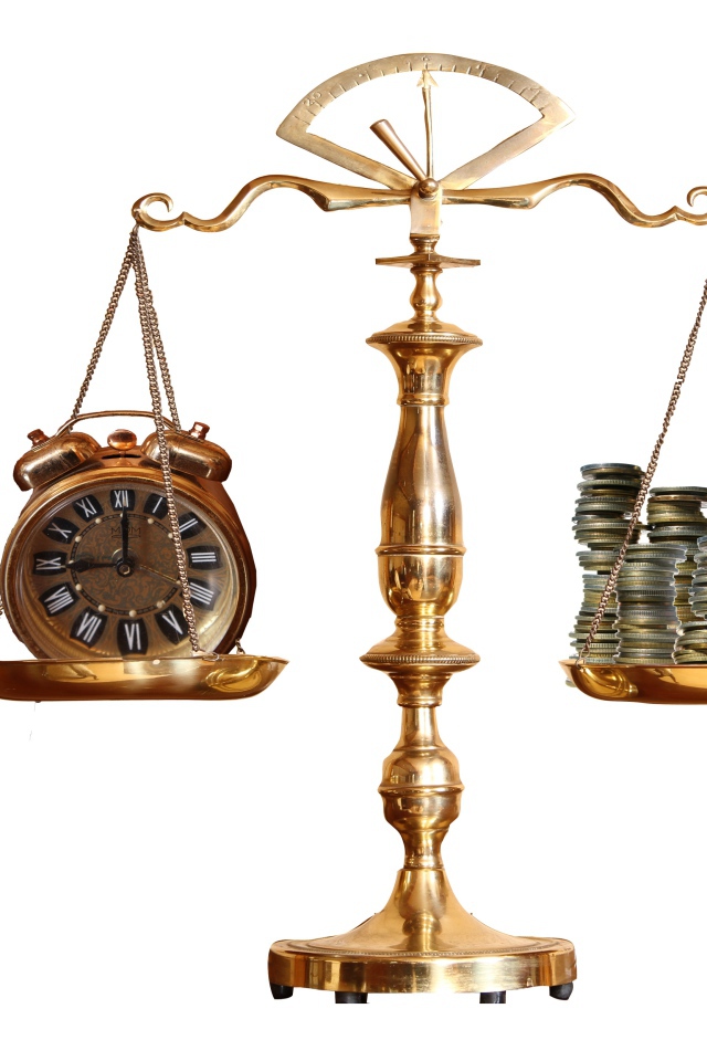Весы с часами и монетами на чашах 