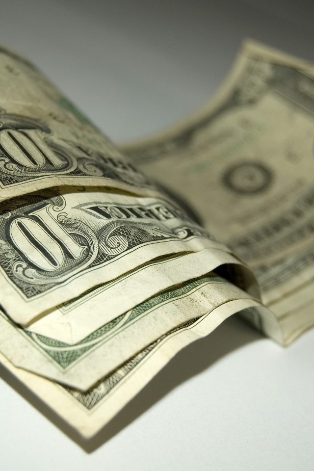 Купюры по 10 долларов на столе