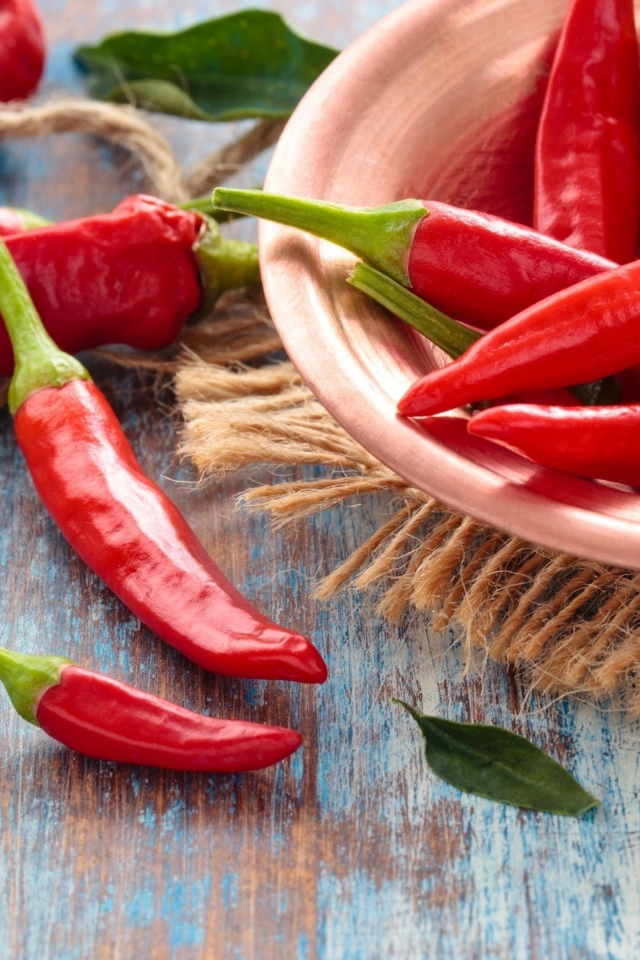 Много красного острого перца на столе