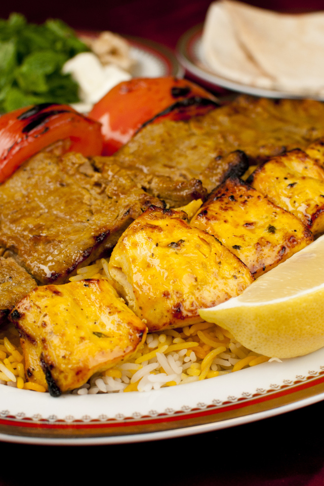 Аппетитное блюдо на тарелке с помидорами и лимоном