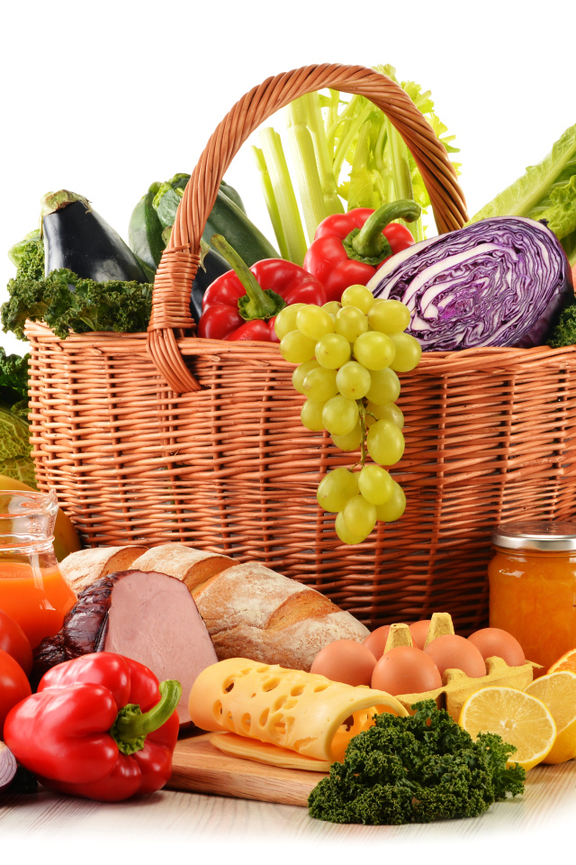 Корзина с овощами и продуктами питания на белом фоне