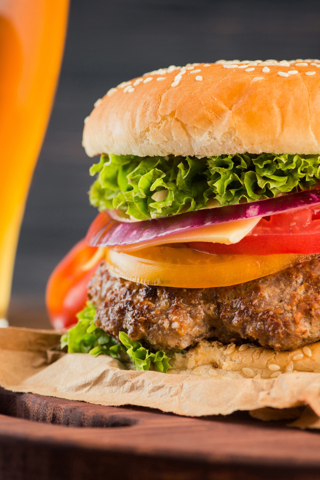 Большой аппетитный гамбургер с котлетой 