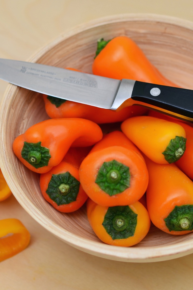 Болгарский перец в миске с ножом
