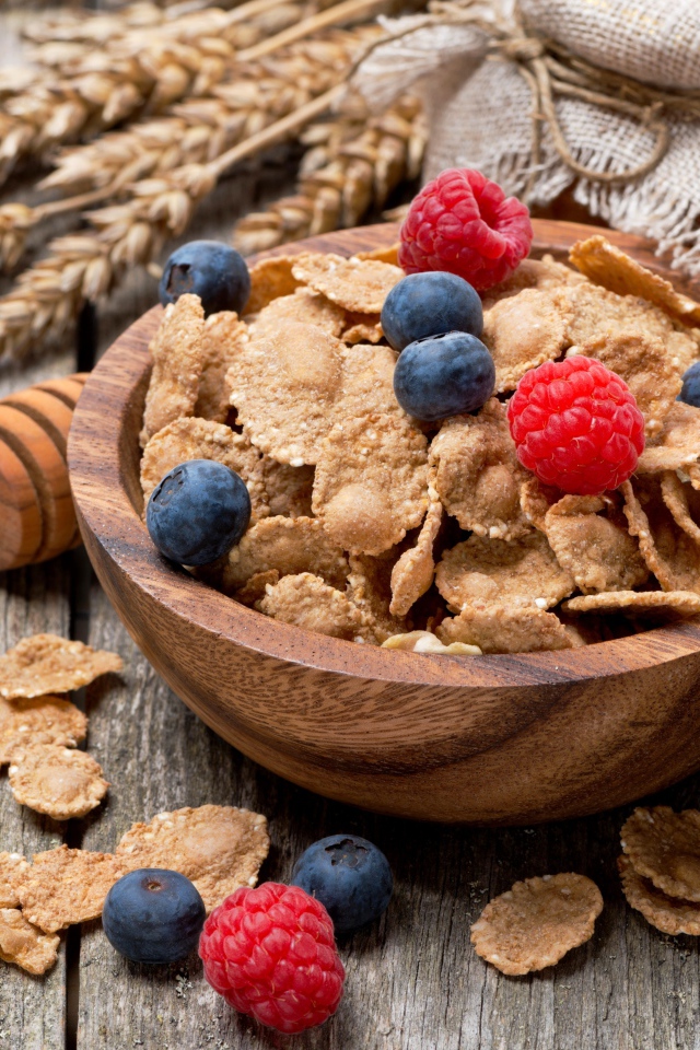 Хлопья с ягодами черники и малины на столе 