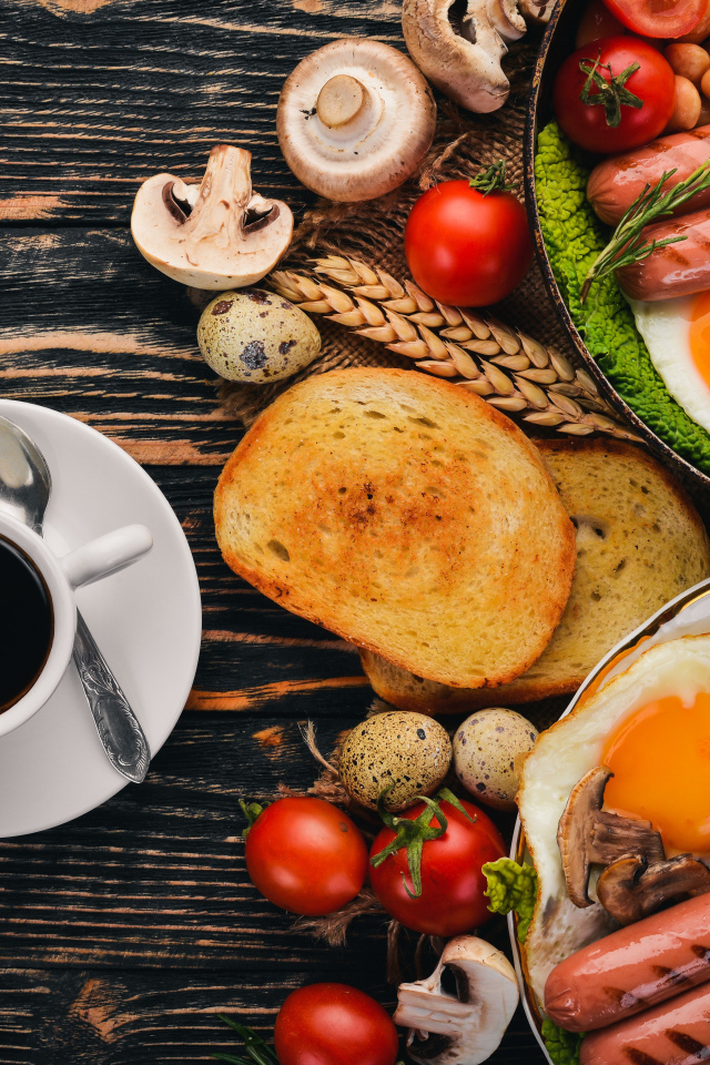 Сырный вкусный завтрак на столе с кофе