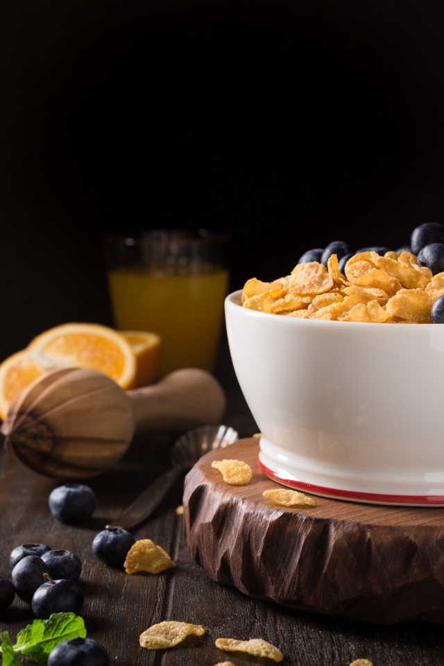 Кукурузные хлопья в тарелке с ягодами черники