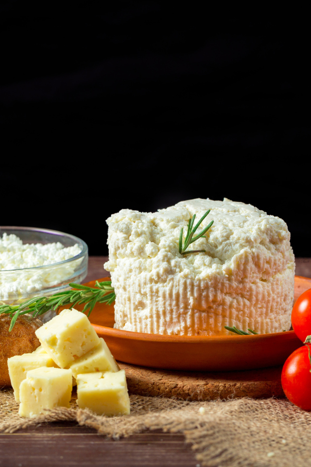 Творог на столе с сыром, хлебом и помидорами