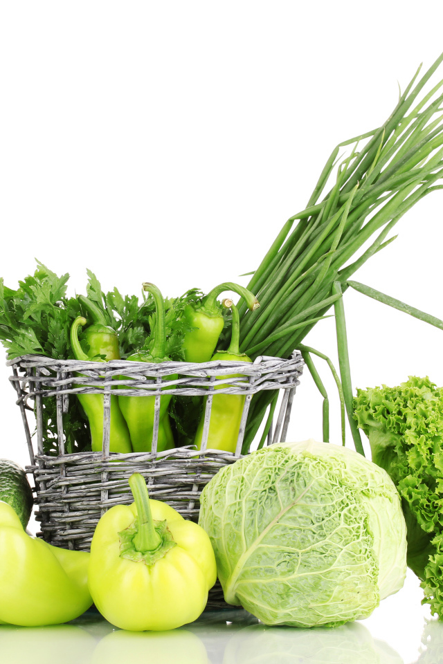 Огурцы, перец, капуста, зеленый лук и петрушка на белом фоне