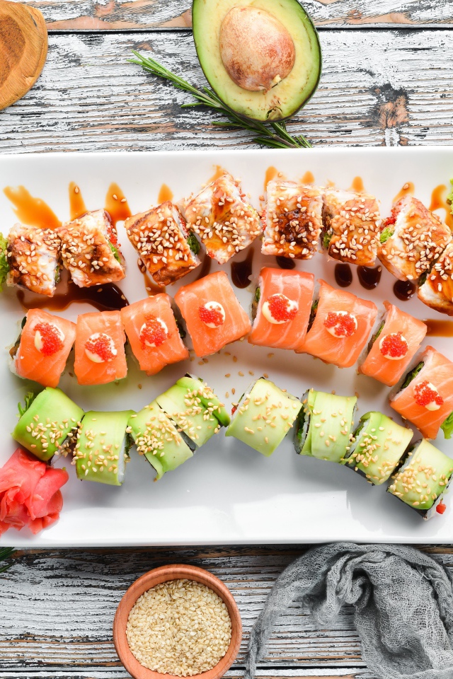 Вкусные аппетитные японские роллы на столе с соусом и специями