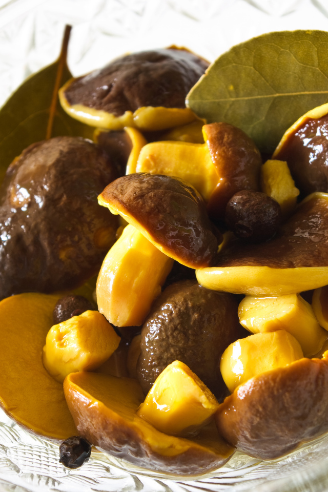 Вкусные маринованные грибы в стеклянной салатнице